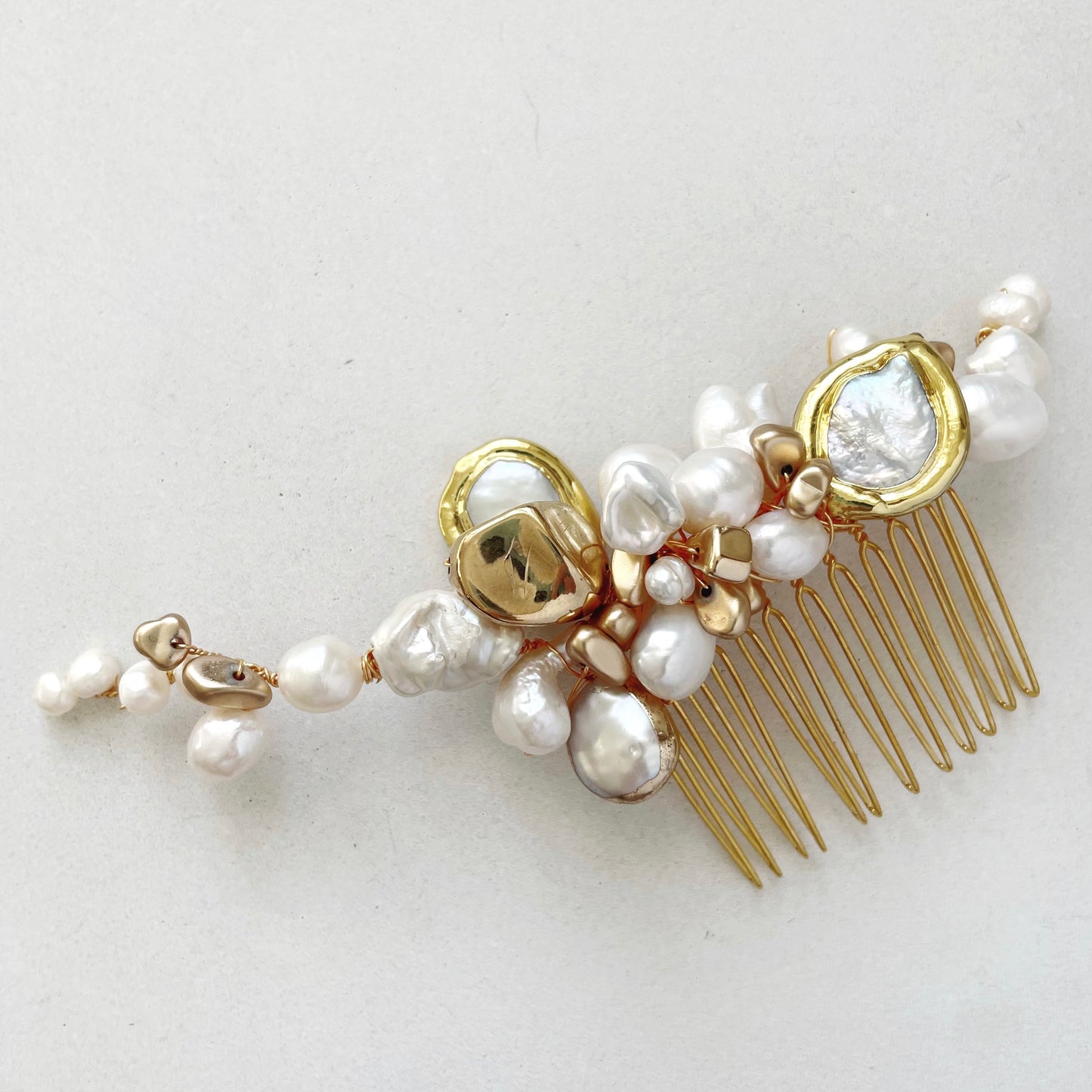 QUINN | Pearl Bridal Comb of keshi pearl and gold details
